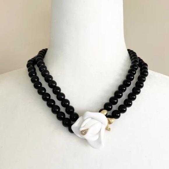 1980’ KJL for Avon resin white rose beaded necklace - Picture 2 of 6